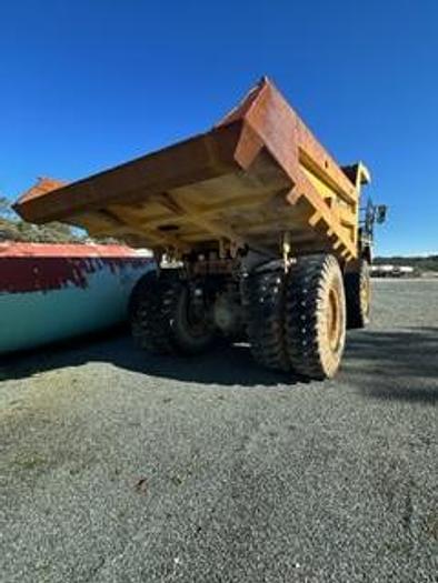 Image of Komatsu HD325-7 equipment image 2