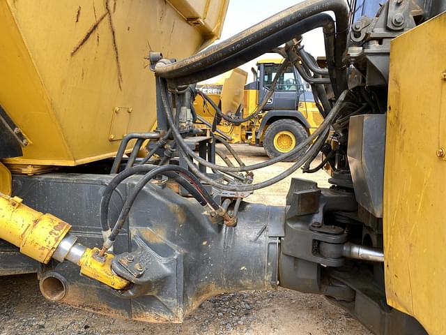 Image of Komatsu HM300-2 equipment image 4