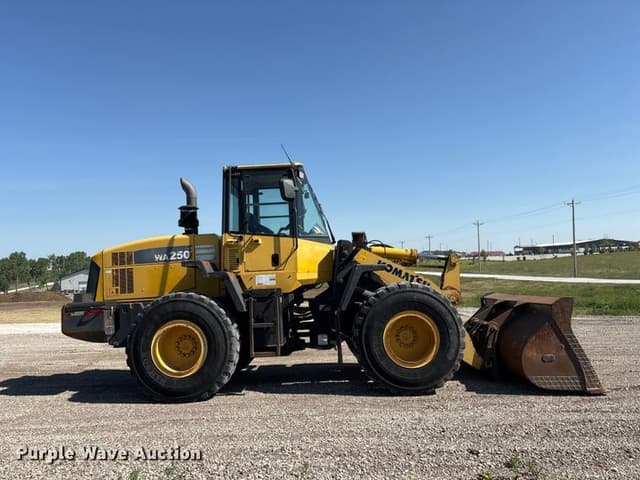 Image of Komatsu WA250 equipment image 3
