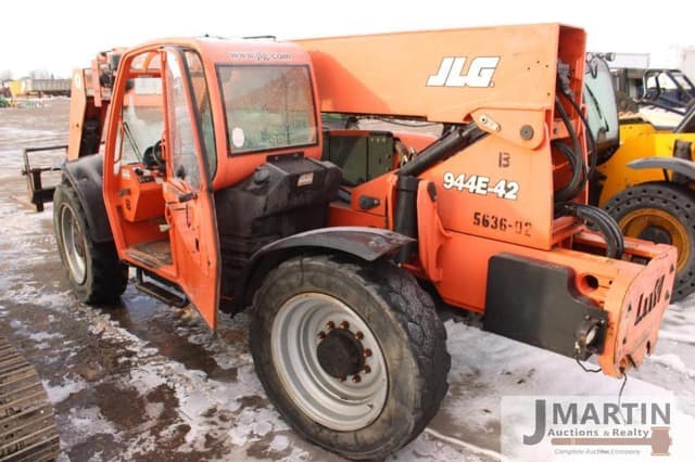 Image of Lull 944E-42 equipment image 3