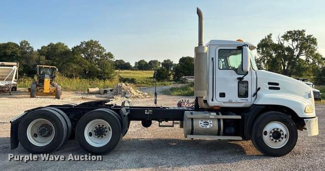 Image of Mack 600 equipment image 3