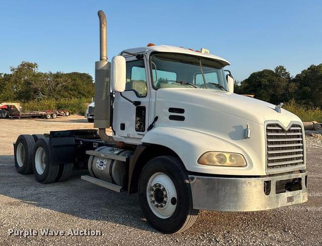 Image of Mack 600 equipment image 2