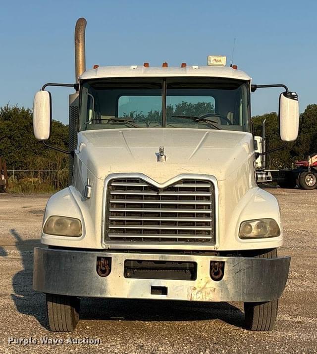 Image of Mack 600 equipment image 1