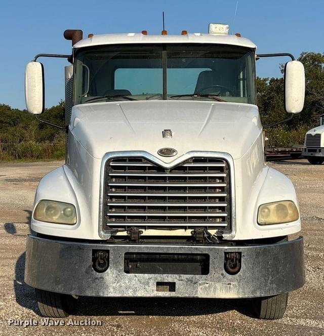 Image of Mack 600 equipment image 1