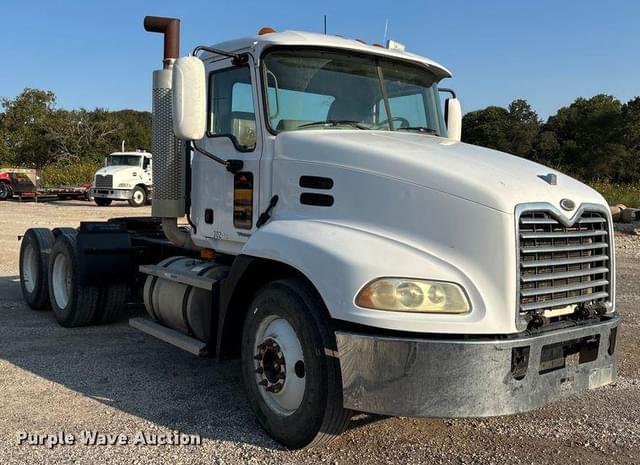 Image of Mack 600 equipment image 2