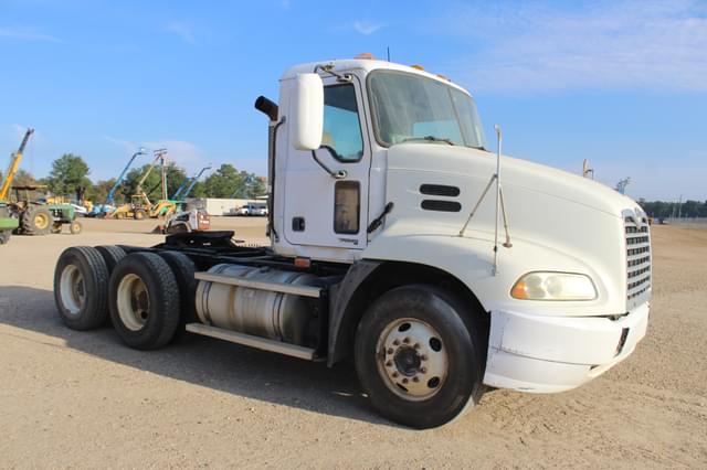 Image of Mack 613 equipment image 1