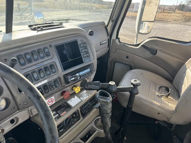 Image of Mack CH600 equipment image 3
