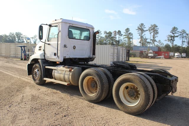 Image of Mack CH613 equipment image 3