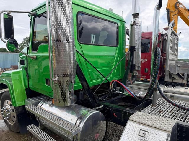 Image of Mack CHN613 equipment image 3