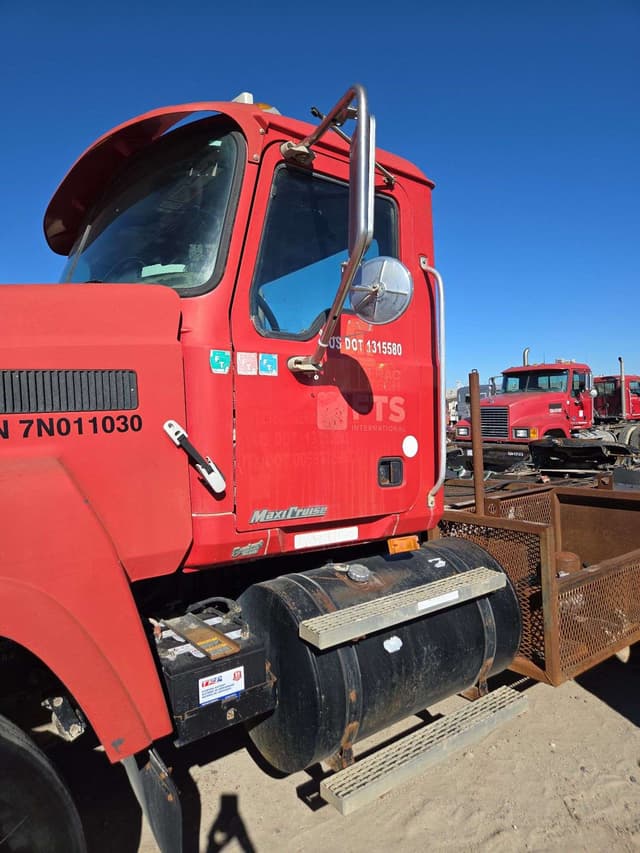 Image of Mack CHN613 equipment image 3