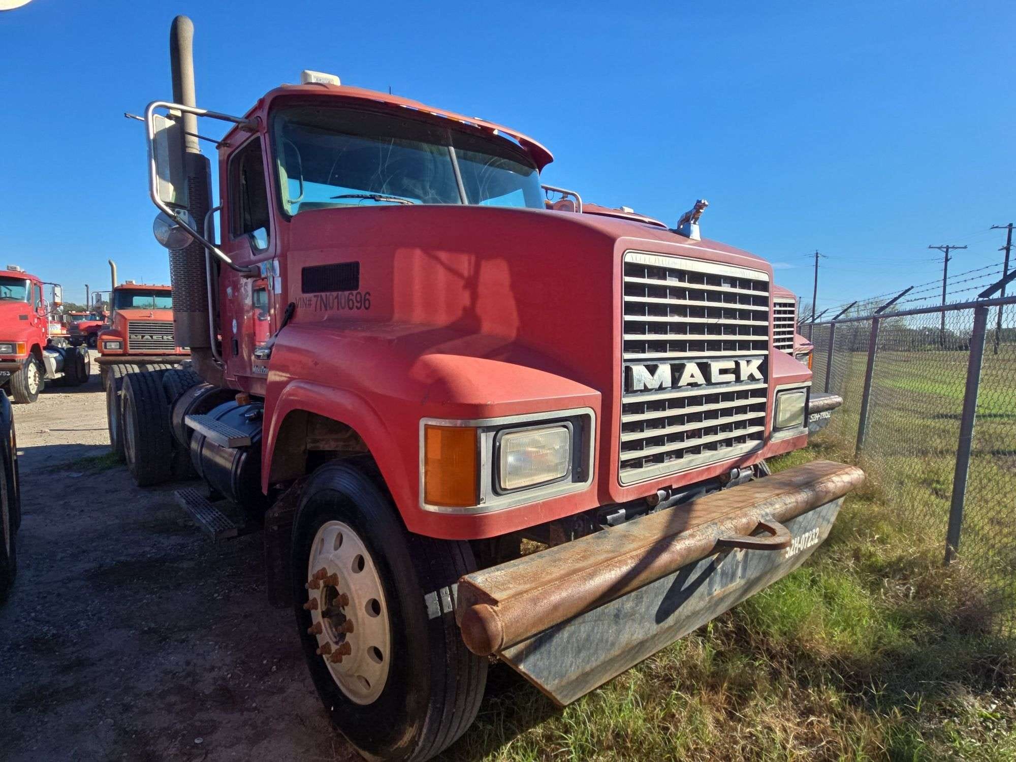 2007 Mack CHN613 Equipment Image0