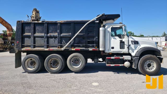 Image of Mack Granite equipment image 3