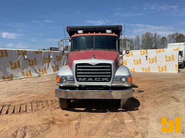 Image of Mack CV713 equipment image 1