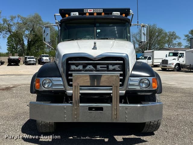 Image of Mack CV713 equipment image 1