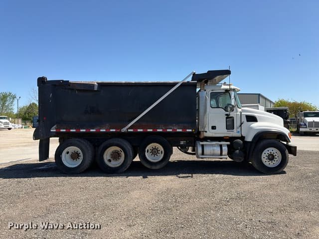 Image of Mack CV713 equipment image 3