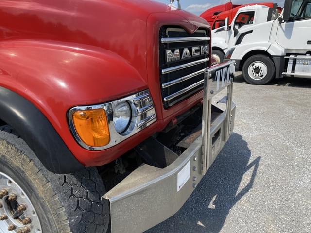 Image of Mack CV713 equipment image 4