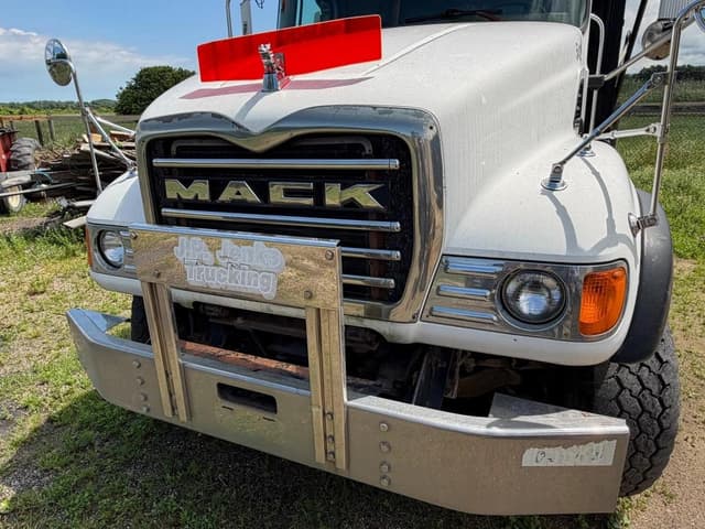 Image of Mack CV713 equipment image 1