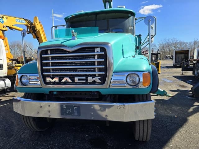 Image of Mack CV713 equipment image 2