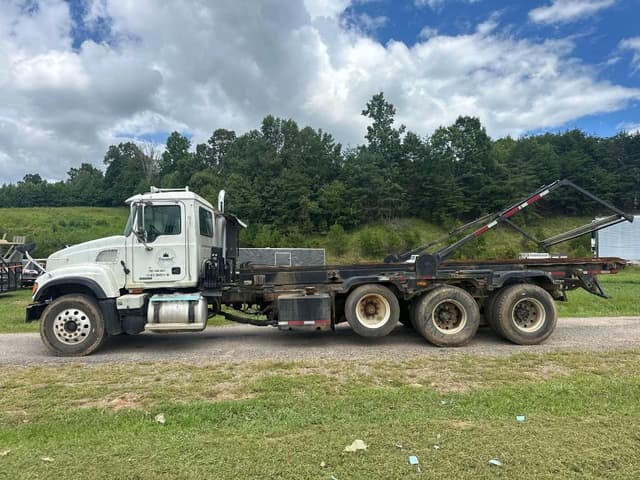 Image of Mack CV713 equipment image 1