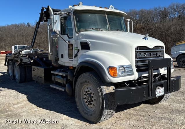 Image of Mack Granite CV713 equipment image 2