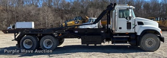 Image of Mack Granite CV713 equipment image 3