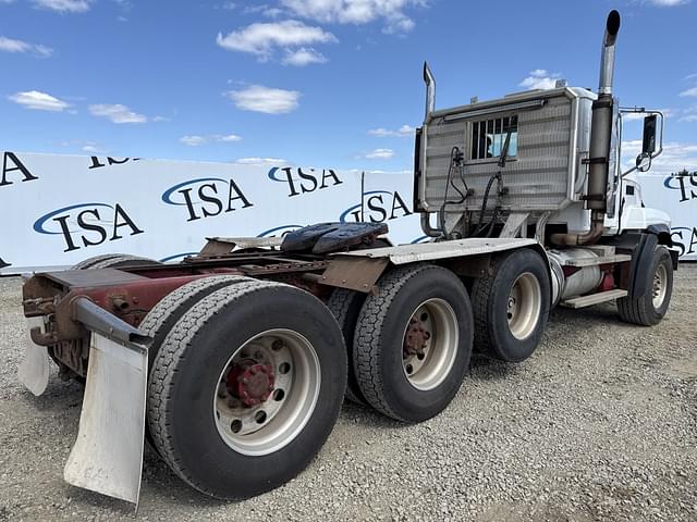 Image of Mack CL733 equipment image 4