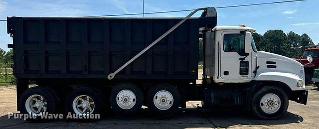 Image of Mack Dump Truck equipment image 3