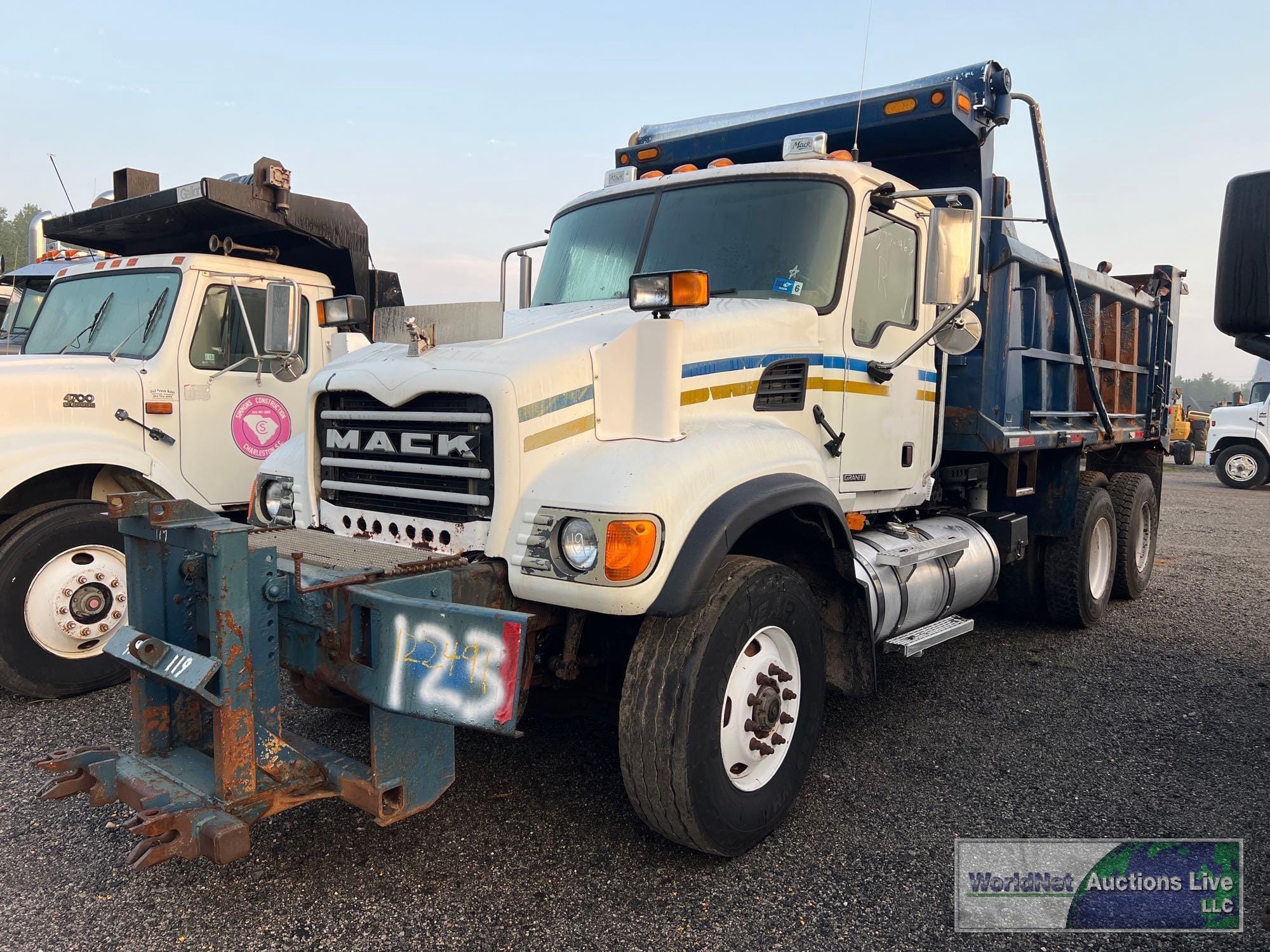 Main image Mack Granite CV713