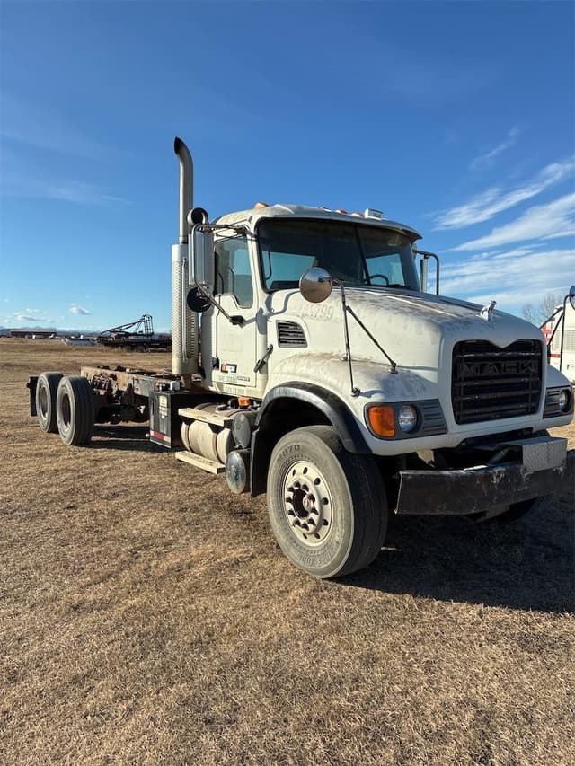 Image of Mack Granite CV713 equipment image 2
