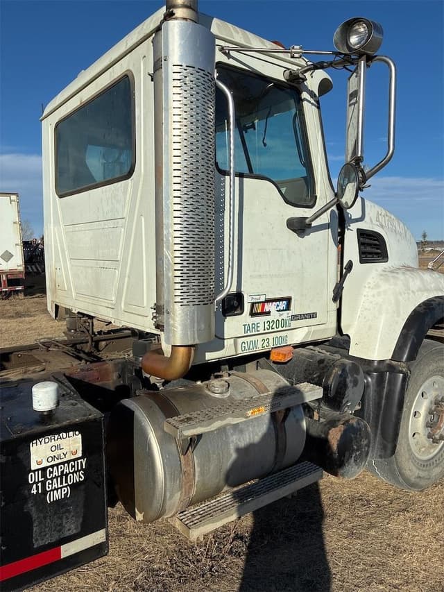 Image of Mack Granite CV713 equipment image 3