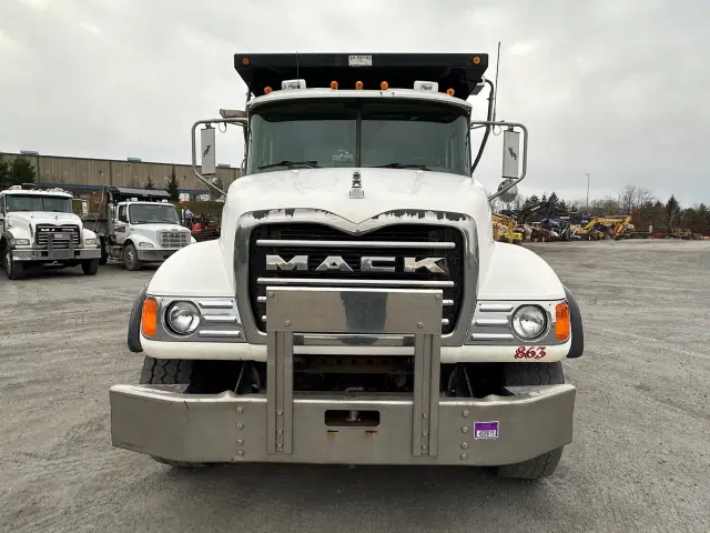 Image of Mack Granite CV713 equipment image 4