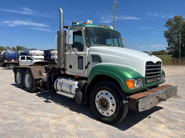 Image of Mack Granite CV713 equipment image 2