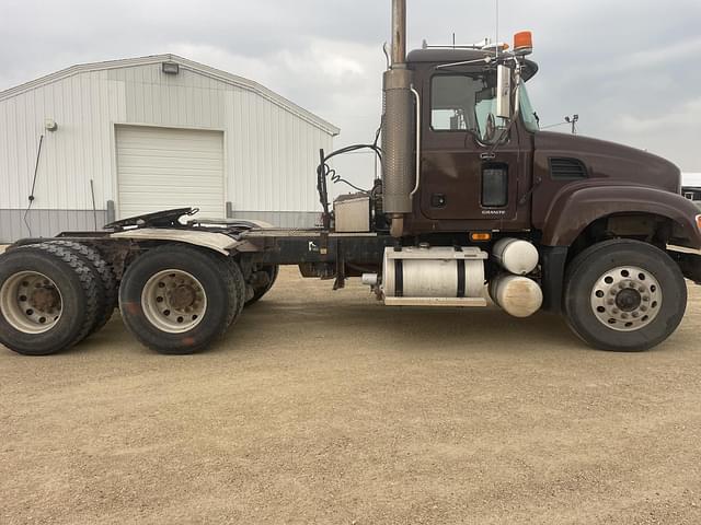 Image of Mack CV713 equipment image 3