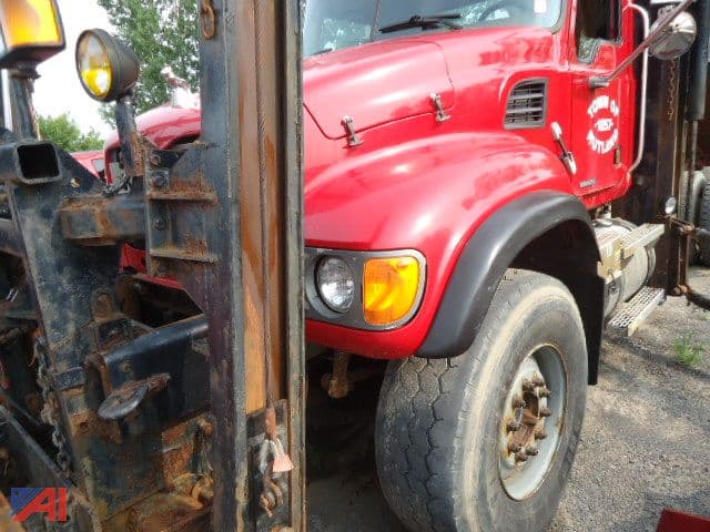 Image of Mack CV713 equipment image 2