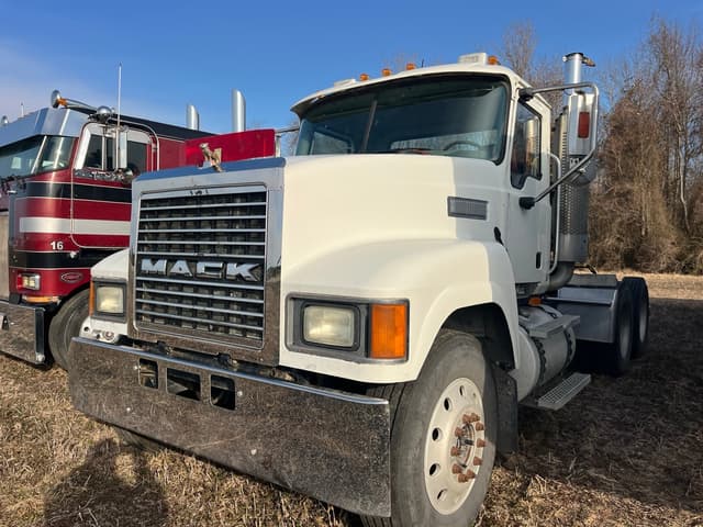 Image of Mack CHN613 equipment image 2