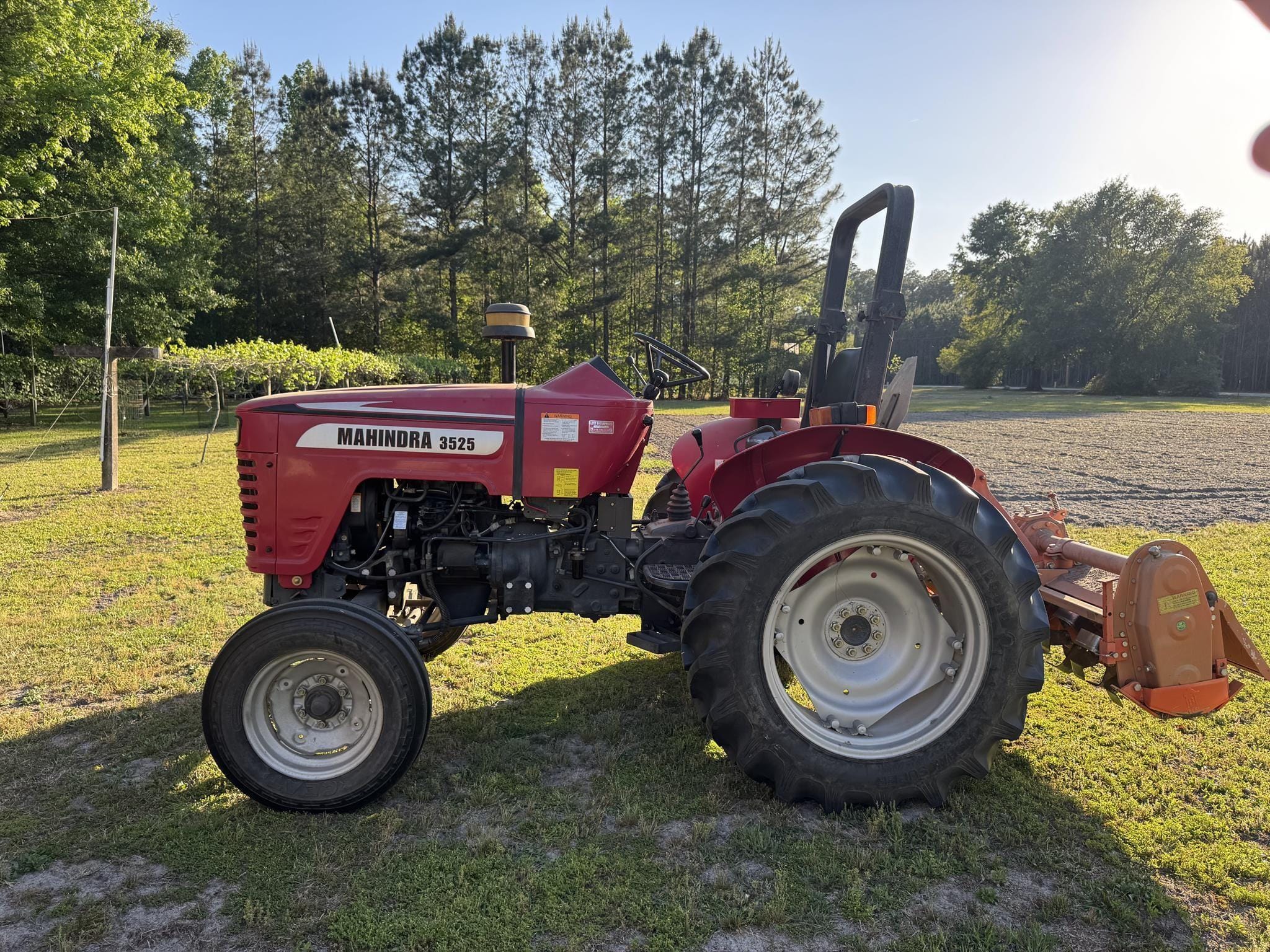 2007 Mahindra 3525 Equipment Image0