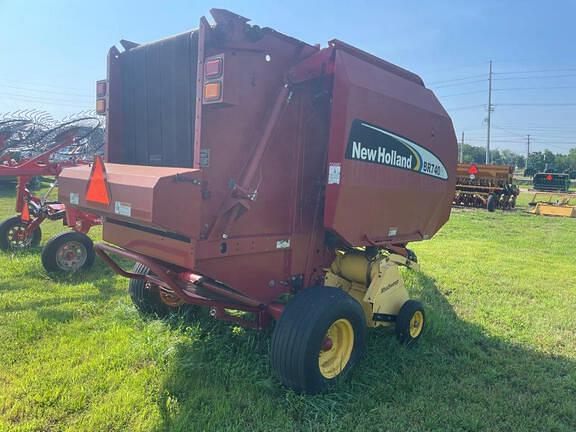 Image of New Holland BR740A equipment image 3