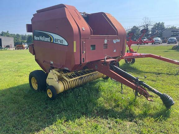 Image of New Holland BR740A equipment image 1