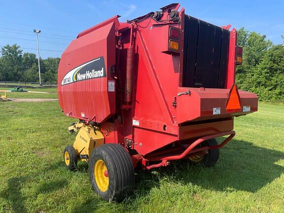 Image of New Holland BR740A equipment image 2