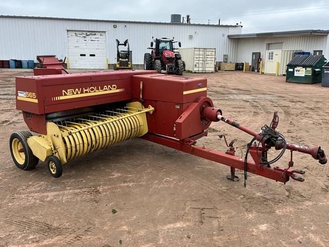 Image of New Holland 565 equipment image 2