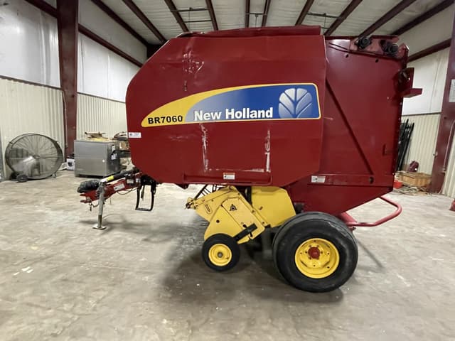 Image of New Holland BR7060 equipment image 2