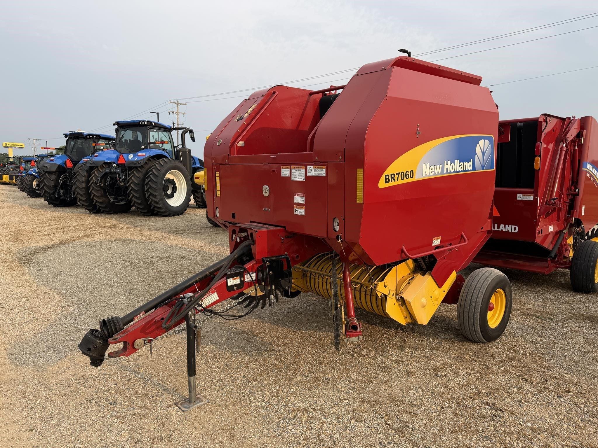 2007 New Holland BR7060 Equipment Image0