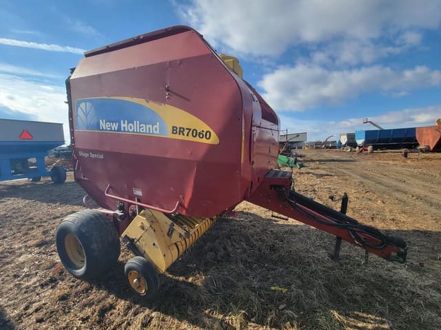 Image of New Holland BR7060 equipment image 3