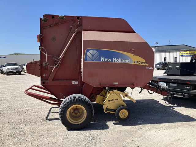 Image of New Holland BR7090 equipment image 1