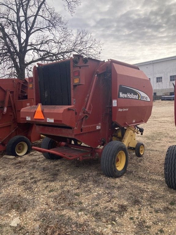 2007 New Holland BR740 Equipment Image0