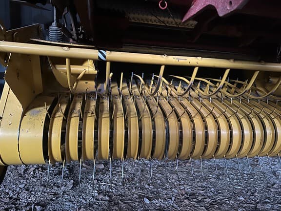 Image of New Holland BR740A equipment image 3