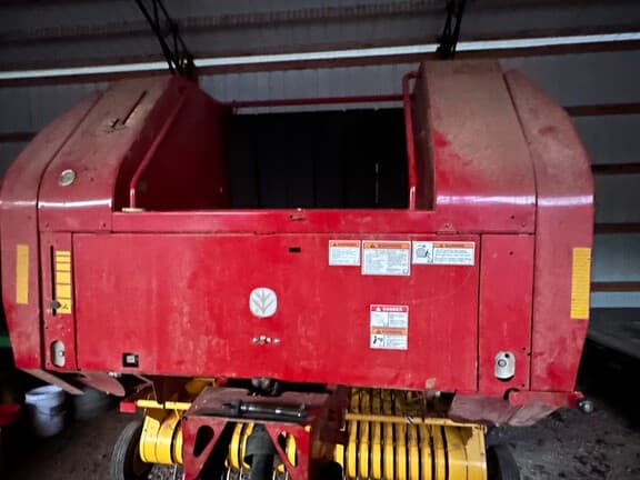 Image of New Holland BR740A equipment image 2