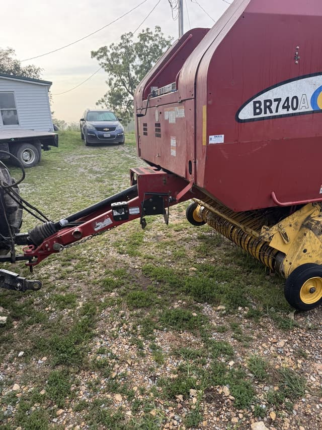 Image of New Holland BR740A equipment image 3