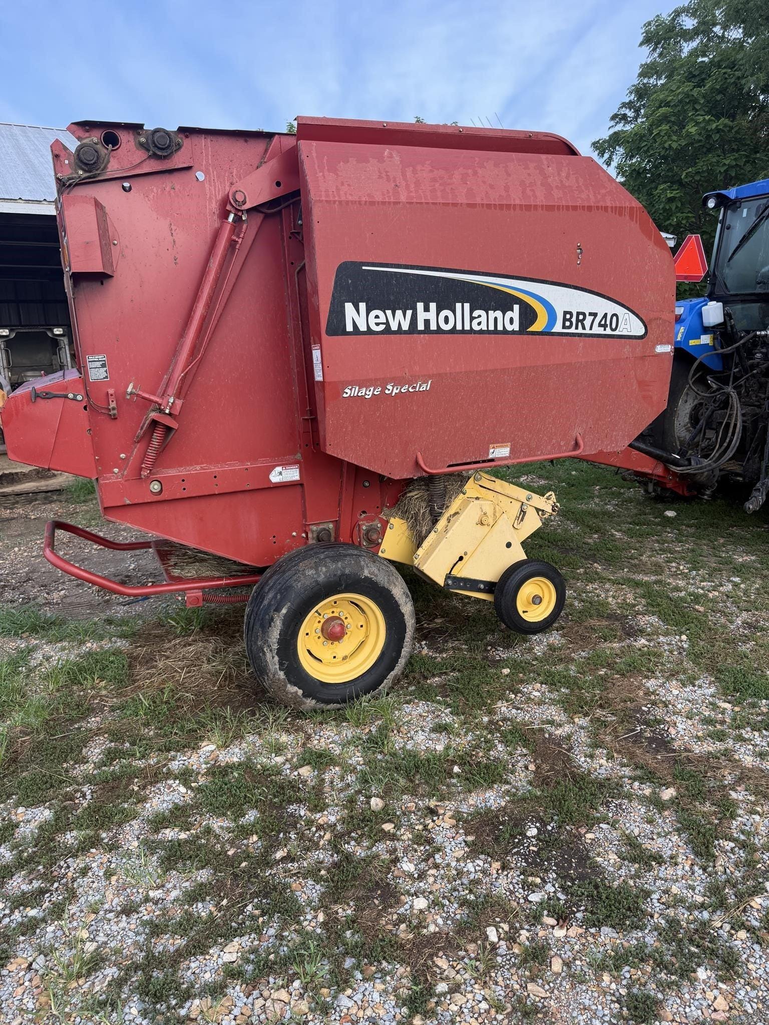 2007 New Holland BR740A Equipment Image0
