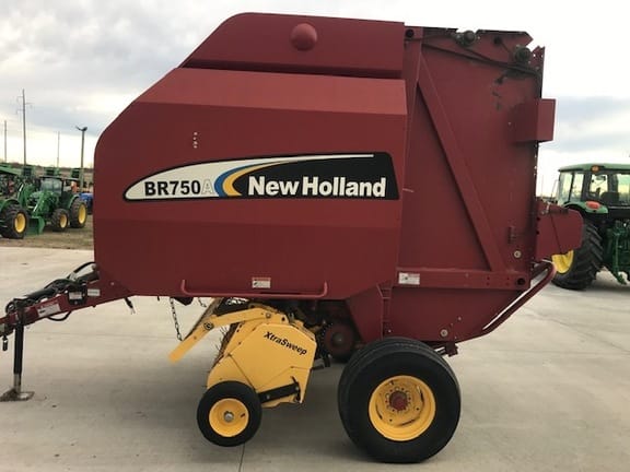 Main image New Holland BR750A